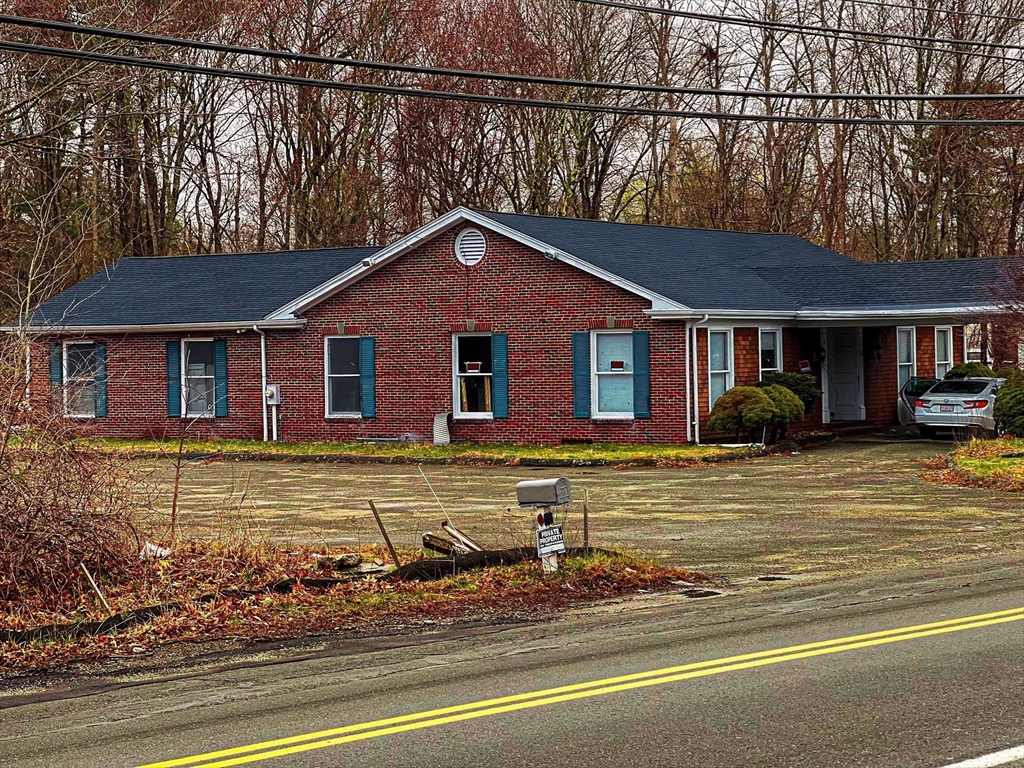 55 Lafayette Road Salisbury, MA 01952 - Photo 7 of 15 a front view of a house with a yard