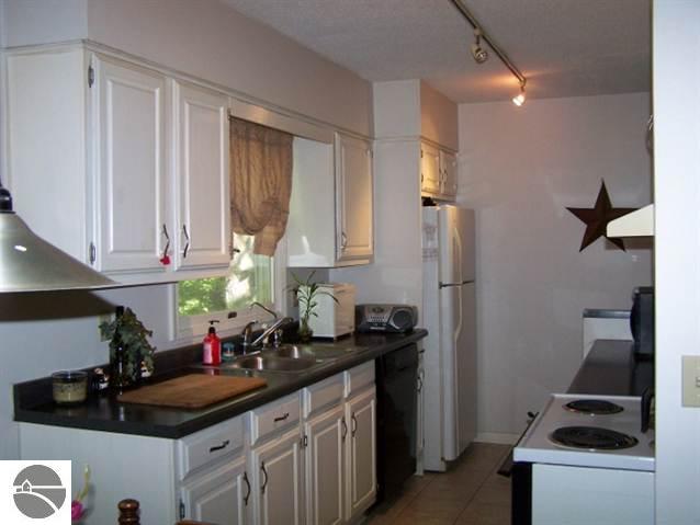 4593 Weathering Heights Road Traverse City, MI 49686 - Photo 6 of 20 1738950-5.JPG