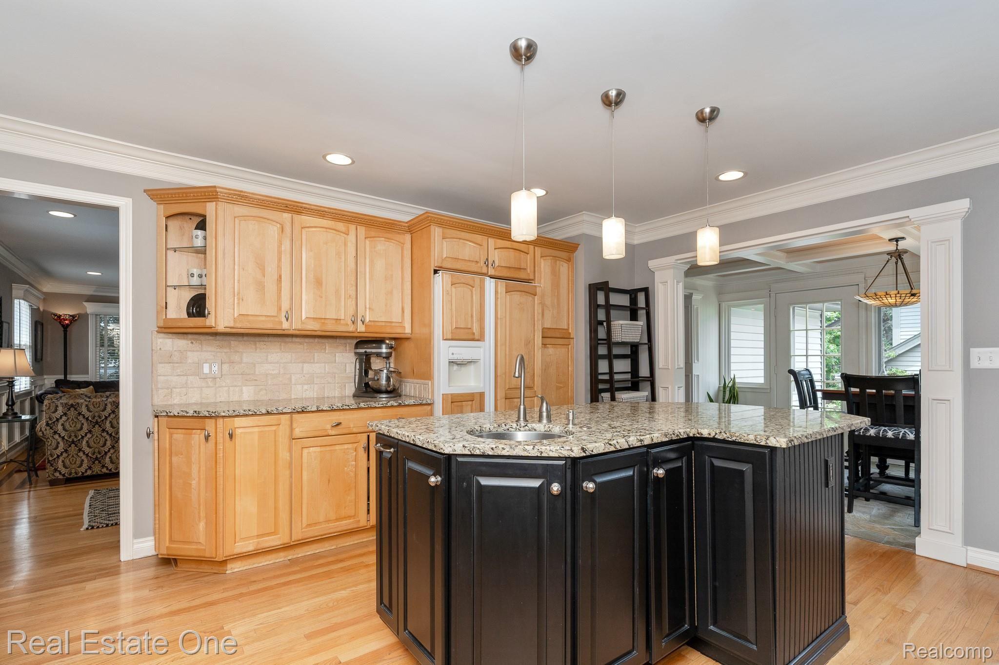 214 Oak Street Rochester, MI 48307 - Photo 3 of 27 214 Oak St MLS-W006.jpg