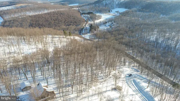 a view of entryway with a yard