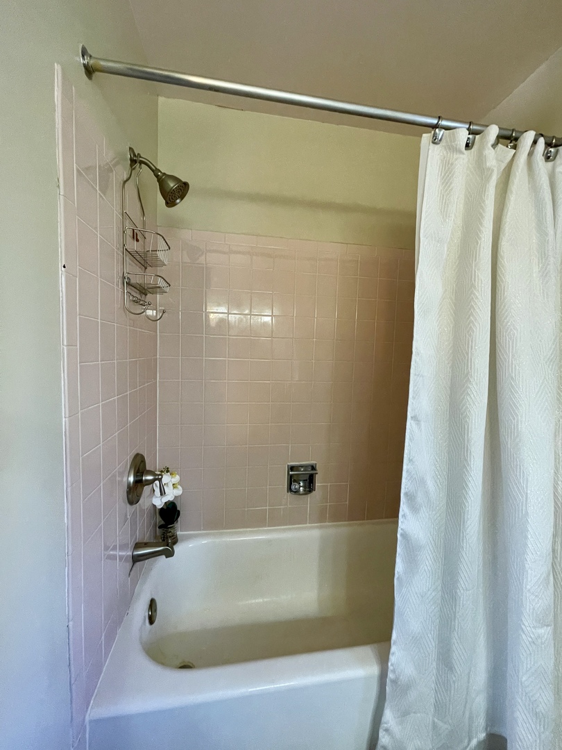 3406 Seine Court Hazel Crest, IL 60429 - Photo 23 of 26 a bathroom with a shower and a tub