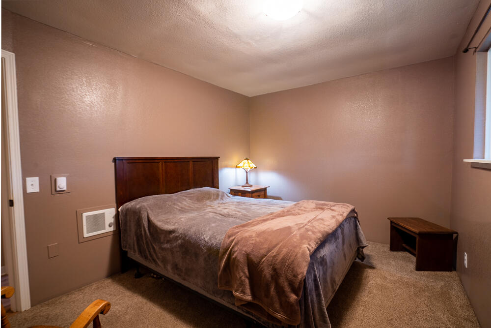4579 Winnetka Road White City, OR 97503 - Photo 9 of 28 a bedroom with a bed and a lamp