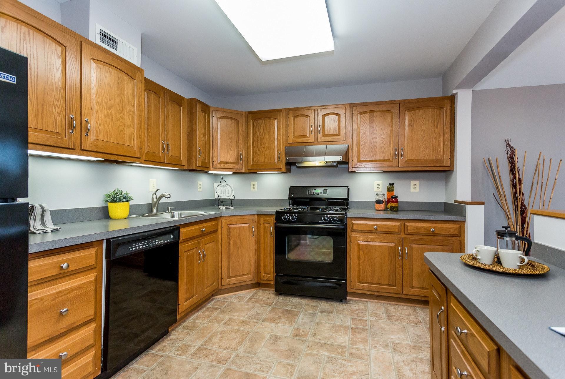 7204 Alger Road Falls Church, VA 22042 - Photo 7 of 30 Kitchen with Gas Cooking and Black Appliances