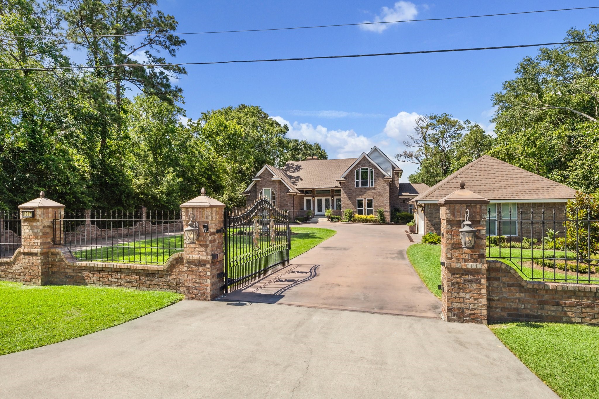 1917 Anchor Way Dickinson, TX 77539 - Photo 12 of 48 GATED REMOTE ENTRANCE TO THIS STUNNING WATERFRONT HOME!