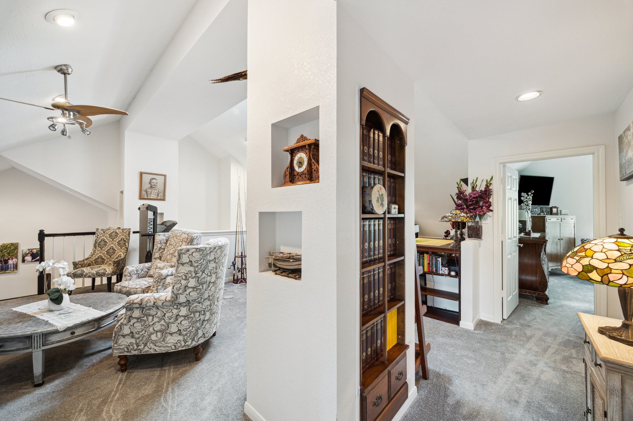 1917 Anchor Way Dickinson, TX 77539 - Photo 33 of 48 THE WALL SPACE IS UTILIZED OFFERING BUILT-IN SHELVES