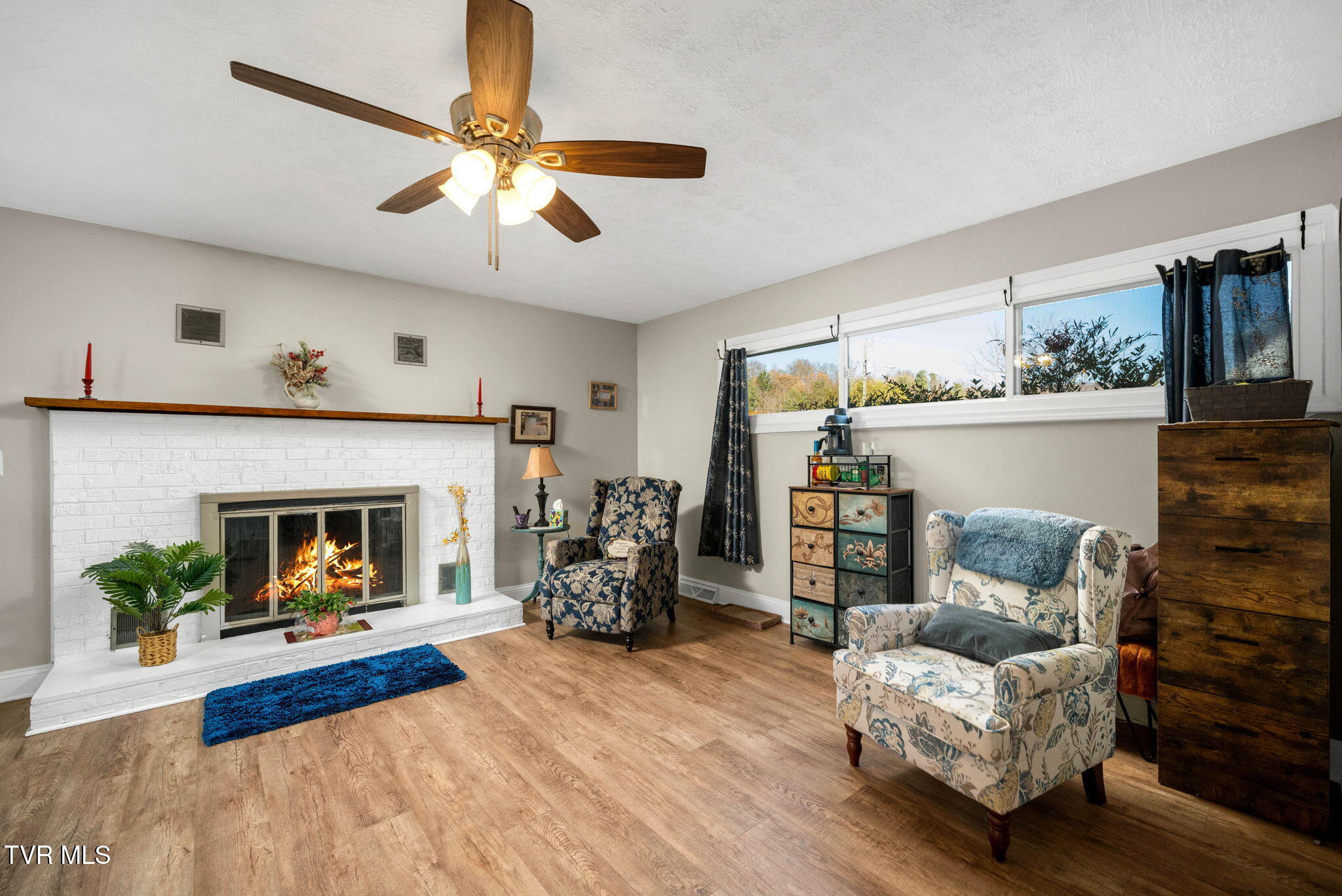 639 Ohio Avenue Erwin, TN 37650 - Photo 5 of 34 639_Ohio_Ave_Erwin_TN_Den