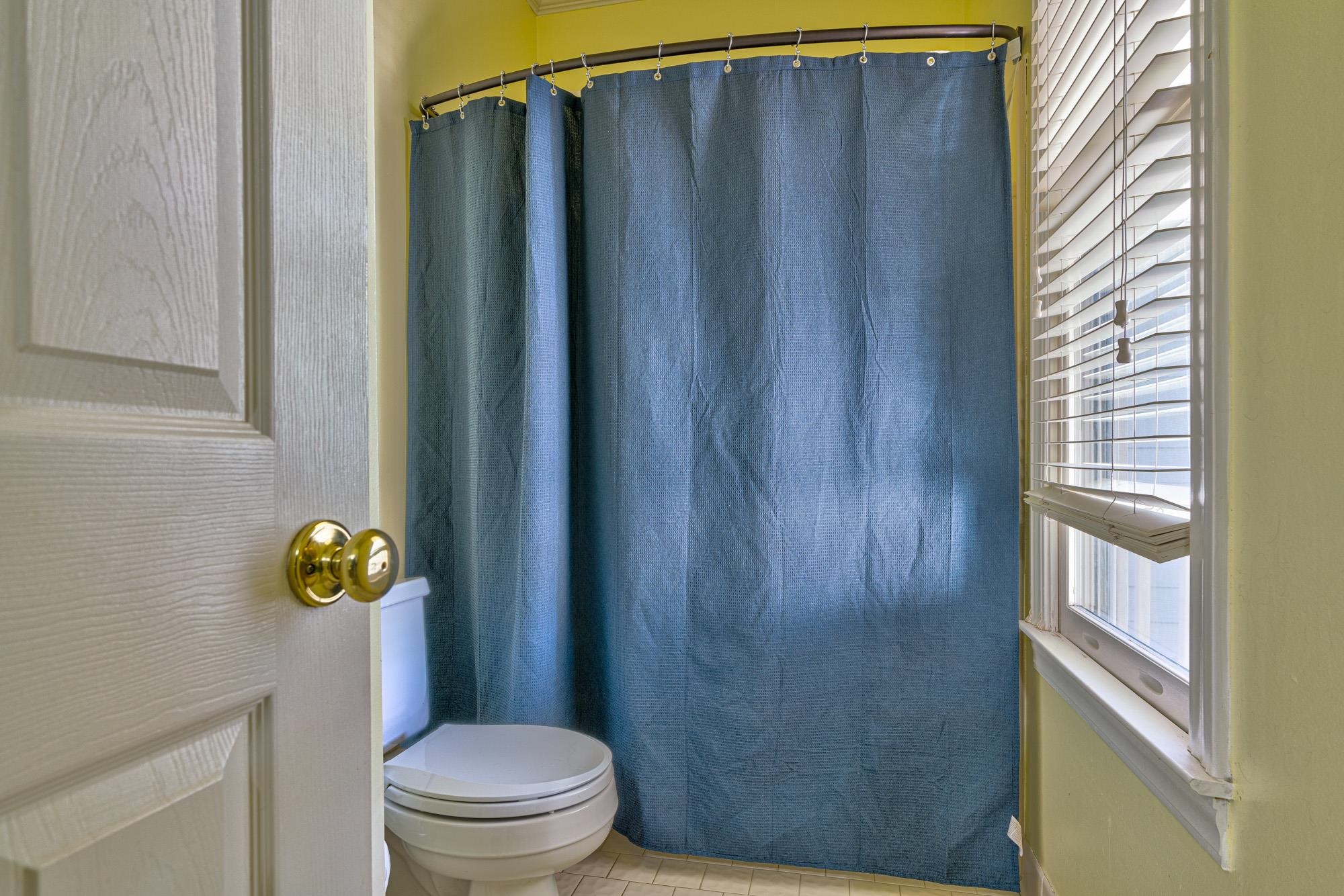533 Rienzi Drive Memphis, TN 38103 - Photo 17 of 25 a bathroom with a shower and a toilet