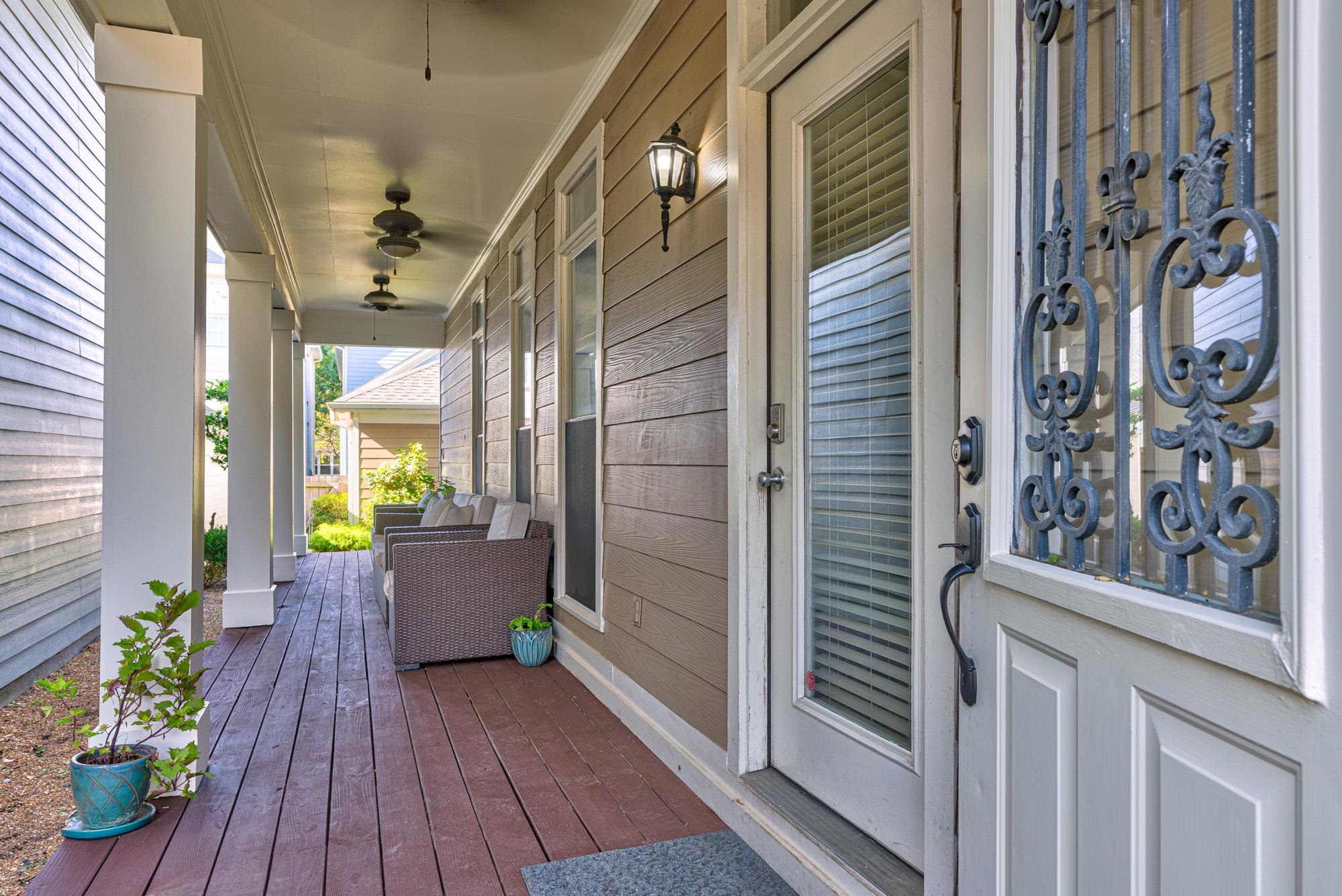 533 Rienzi Drive Memphis, TN 38103 - Photo 3 of 25 a view of a hallway with wooden floor and potted plants