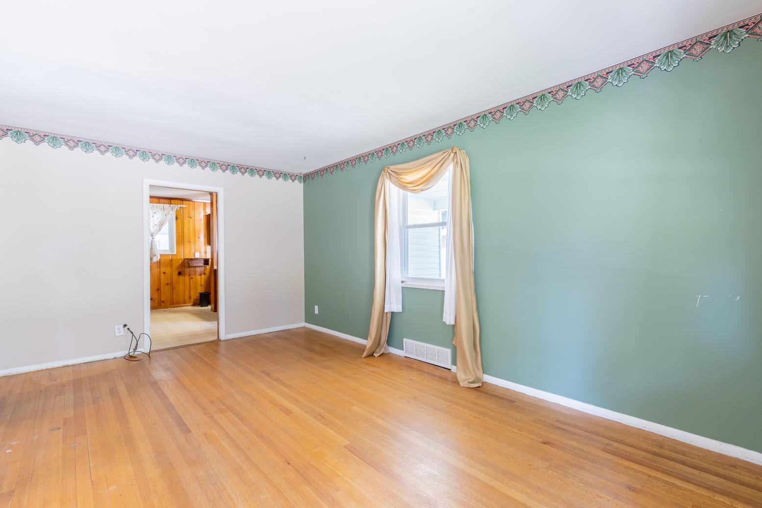 497 Fleda Road Memphis, TN 38120 - Photo 4 of 25 an empty room with closet and windows