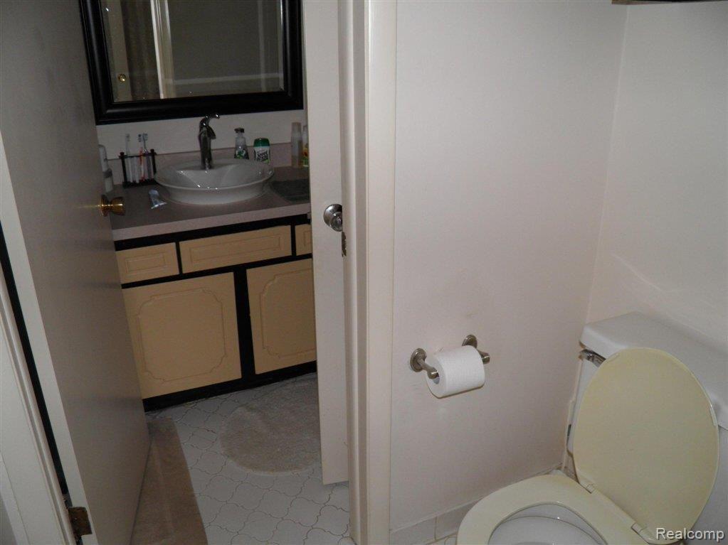 752 Oak Brook Ridge Drive, Unit 169 Rochester, MI 48307 - Photo 17 of 18 BATH 3