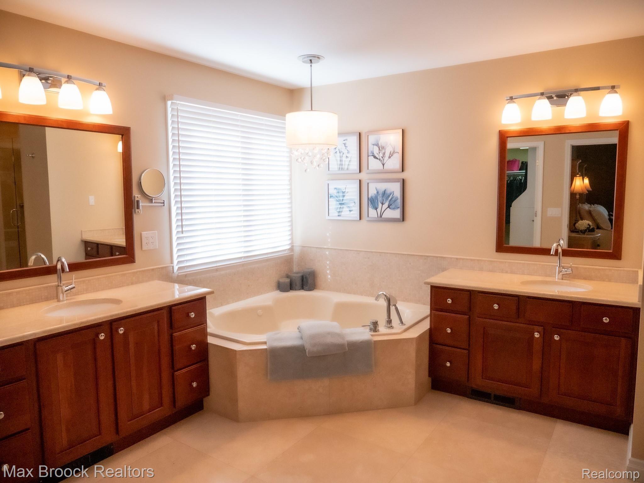 5740 Stonehaven Boulevard Rochester, MI 48306 - Photo 17 of 29 039.jpg
