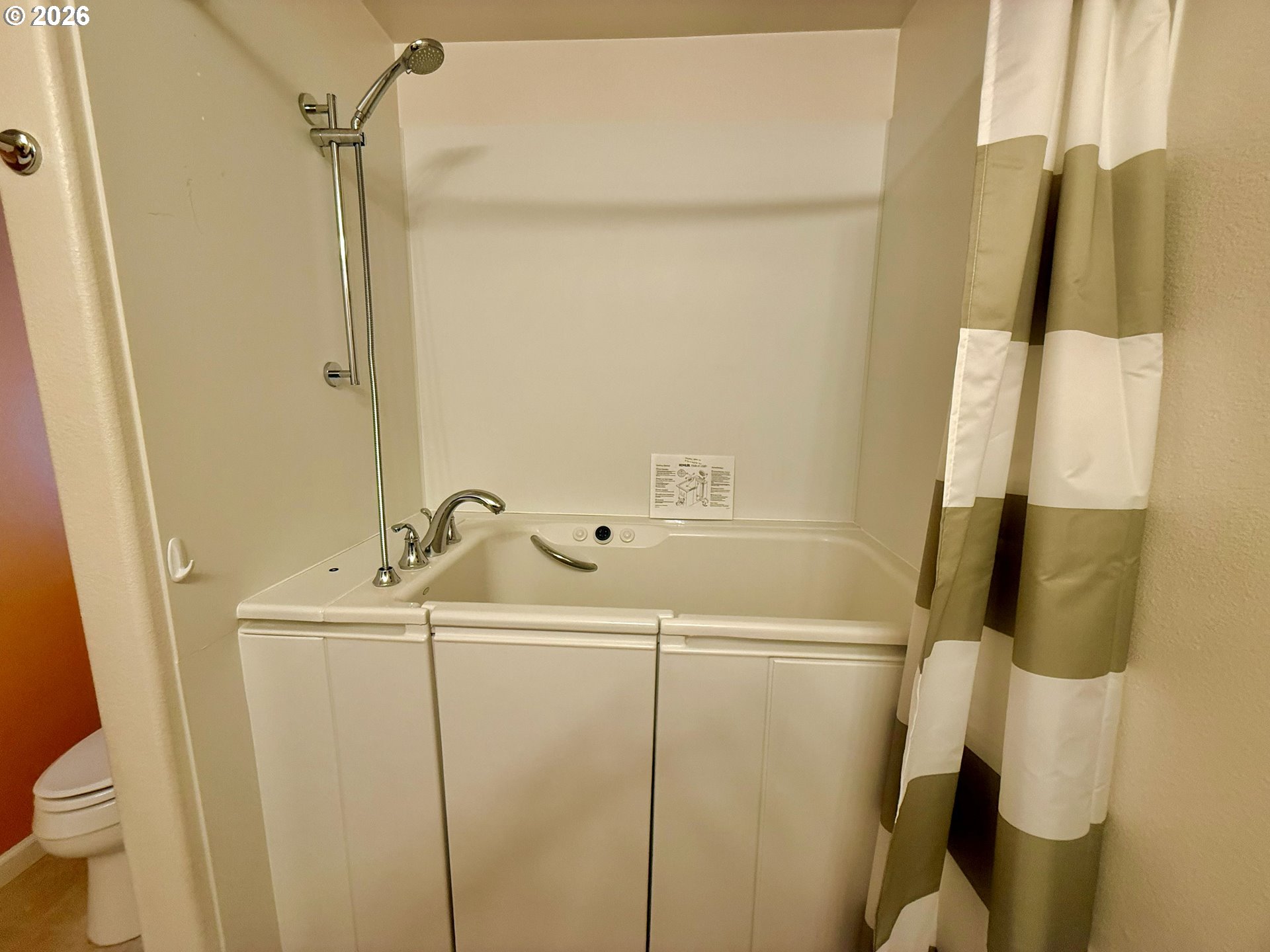 4797 Cloudcroft Lane Florence, OR 97439 - Photo 25 of 33 a bathroom with a sink toilet and shower