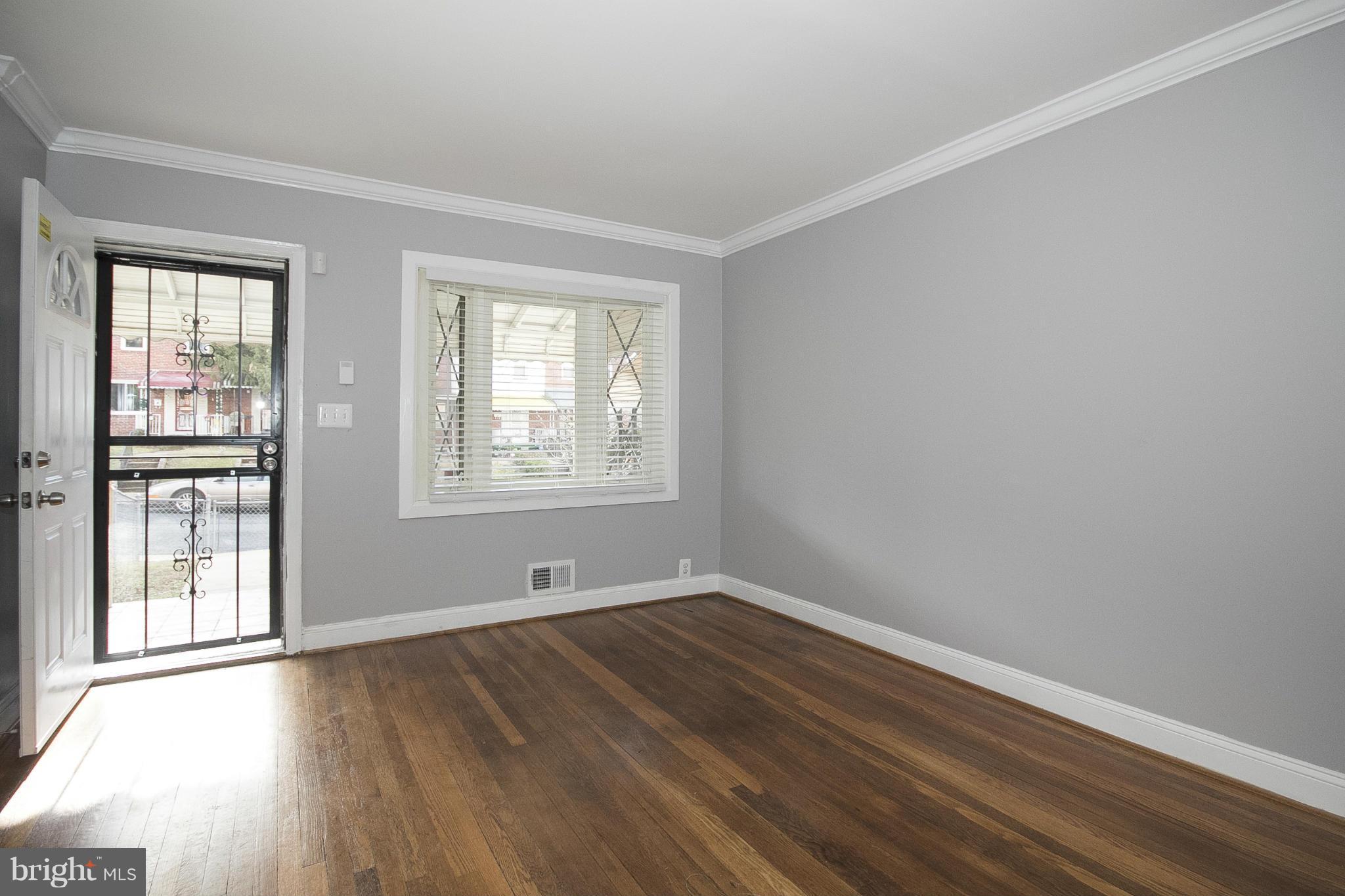 4426 Manorview Road Baltimore, MD 21229 - Photo 6 of 22 Living Room