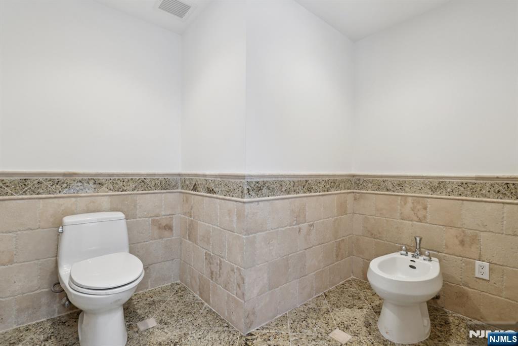 20 Mt Pleasant Road Morristown, NJ 07960 - Photo 21 of 41 a bathroom with a toilet and a sink