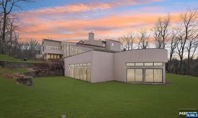 a view of a house with backyard and garden