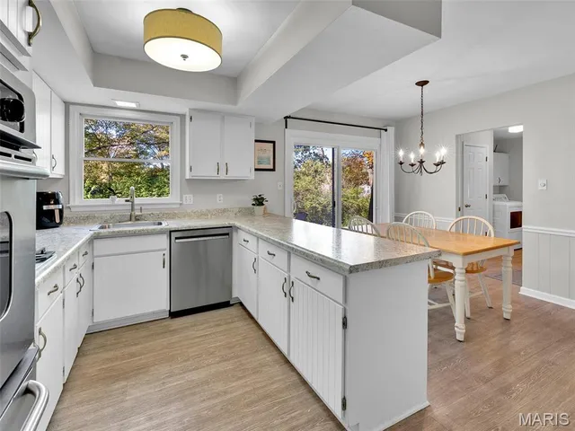 $600,000 | 2323 Hollyhead Drive, St. Louis, MO 63131