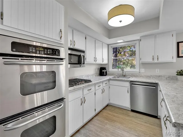 $600,000 | 2323 Hollyhead Drive, St. Louis, MO 63131