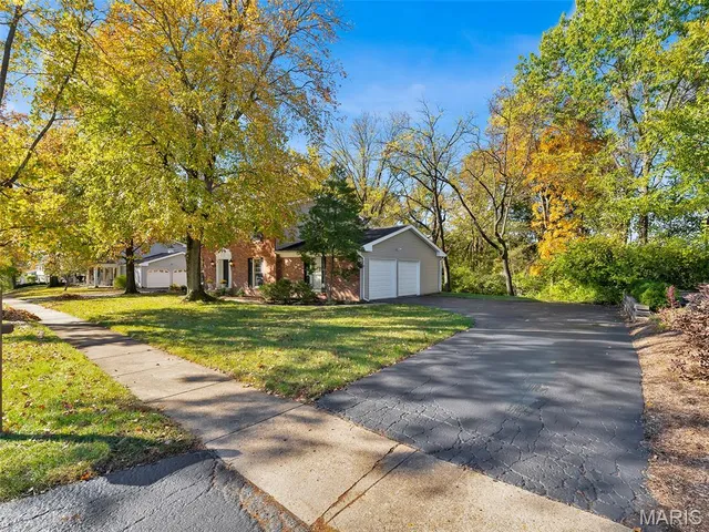 $600,000 | 2323 Hollyhead Drive, St. Louis, MO 63131