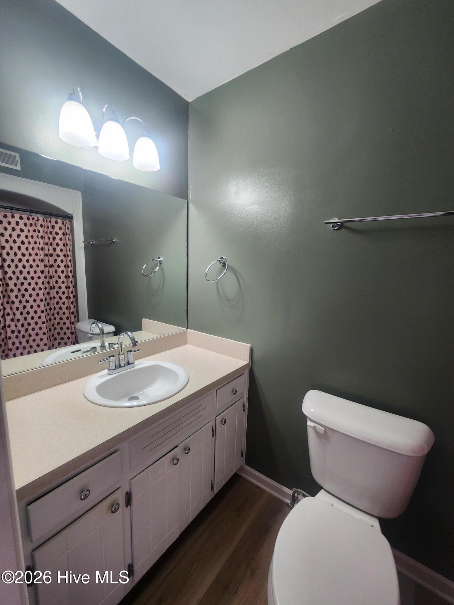 165 Quarterdeck New Bern, NC 28562 - Photo 18 of 21 Second Bedroom Bathroom