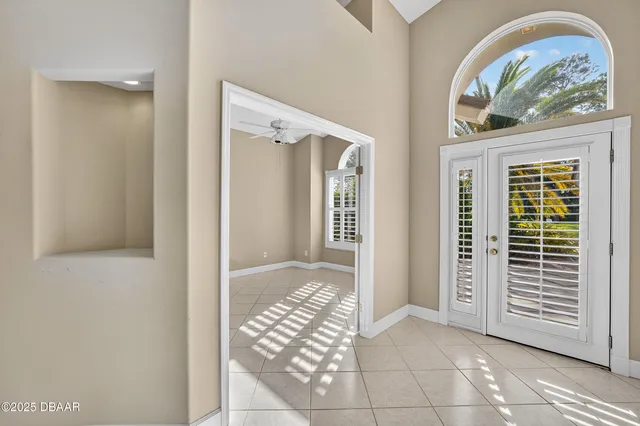 a view of an entryway with a interior