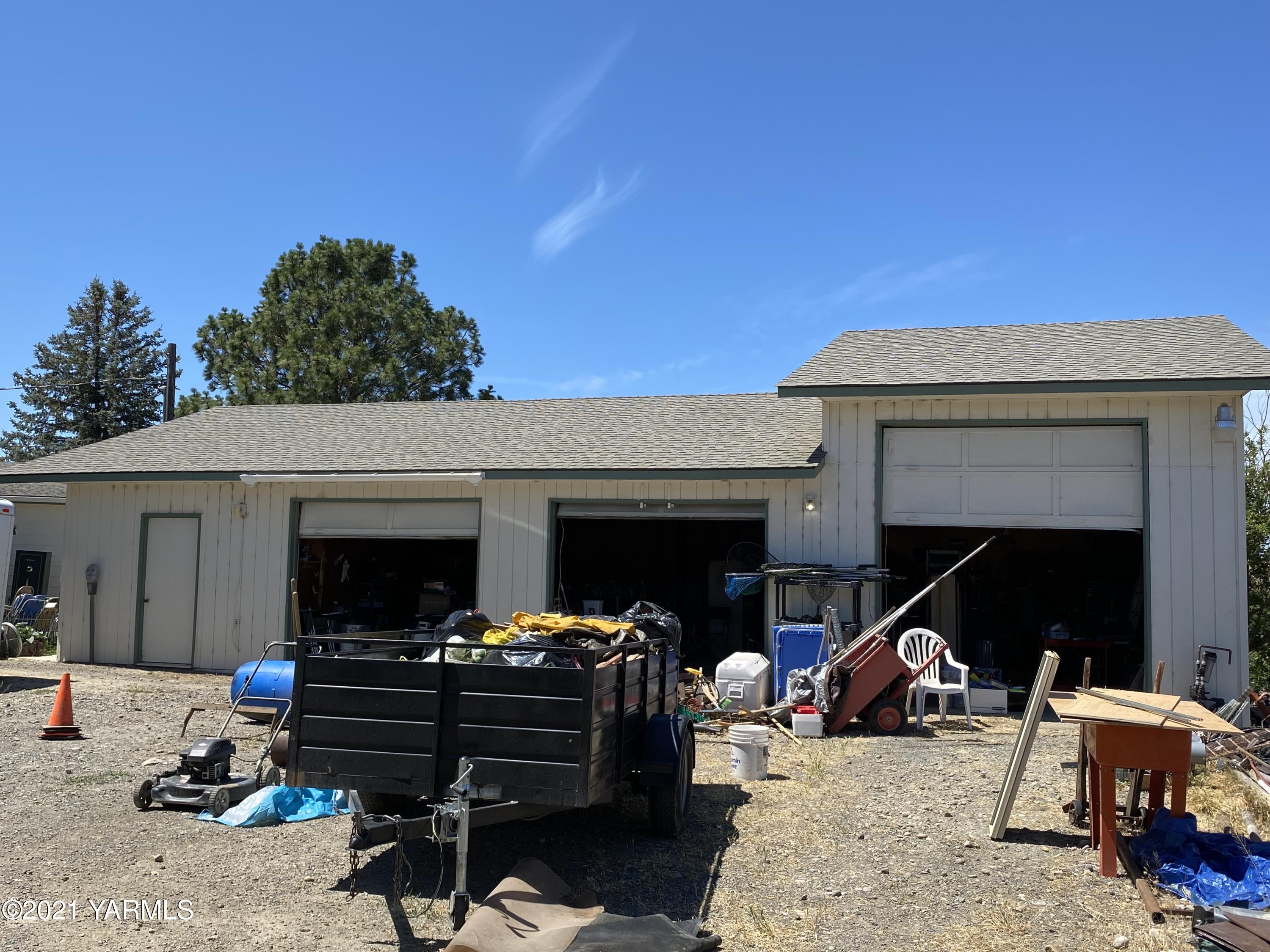 363 Riggins Road Wapato, WA 98951 - Photo 12 of 14 Large Shop:Garage