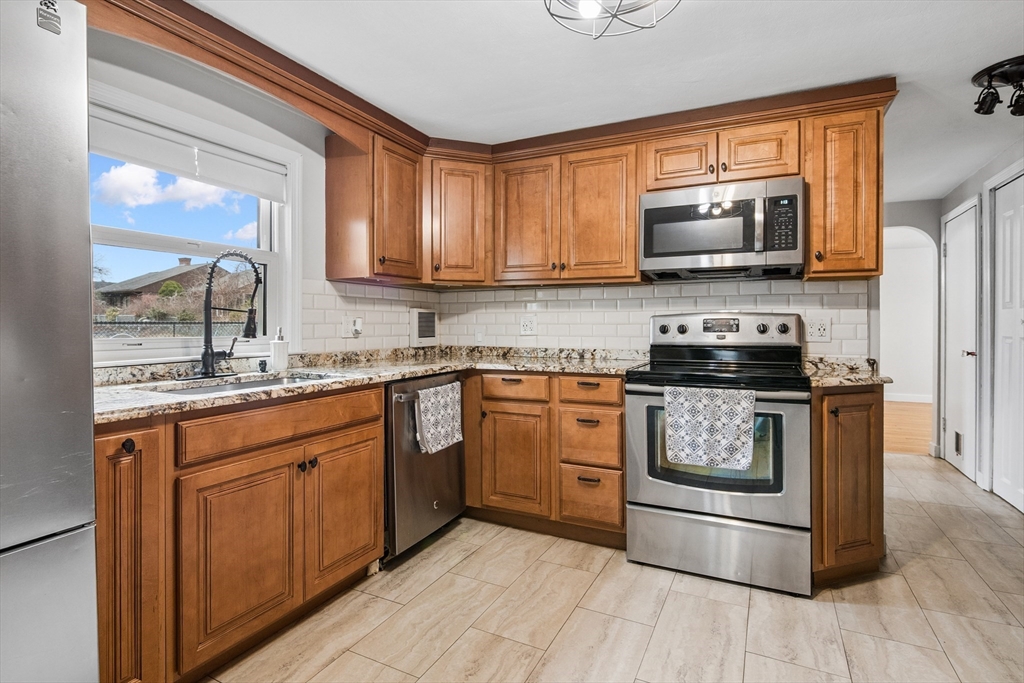 119 Acrebrook Road Springfield, MA 01129 - Photo 8 of 35