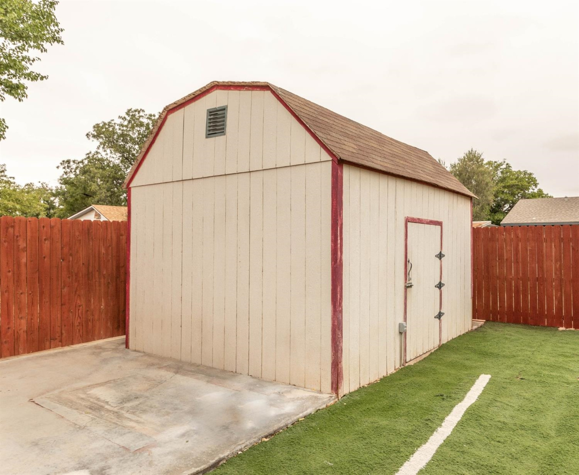 5722 2nd Place Lubbock, TX 79416 - Photo 19 of 21 a backyard of a house