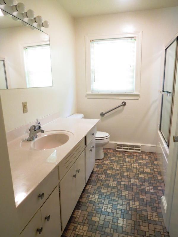 392 Patsy Avenue Collinsville, VA 24078 - Photo 19 of 35 FULL BATH