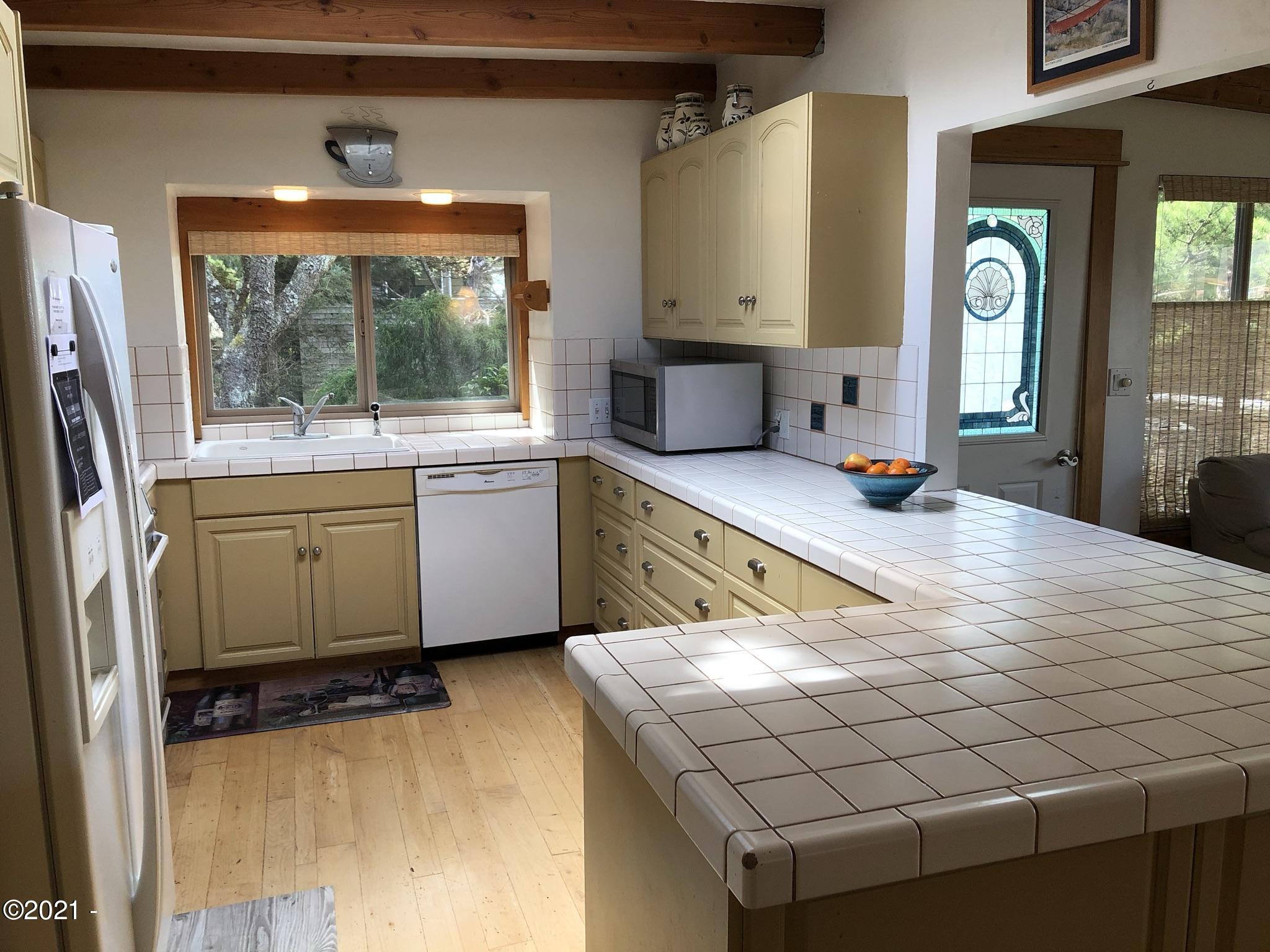 17 Shell Street Yachats, OR 97498 - Photo 13 of 63 Kitchen