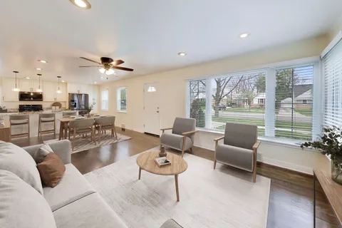 $499,900 | 909 East Oakton Street, Arlington Heights, IL 60004
