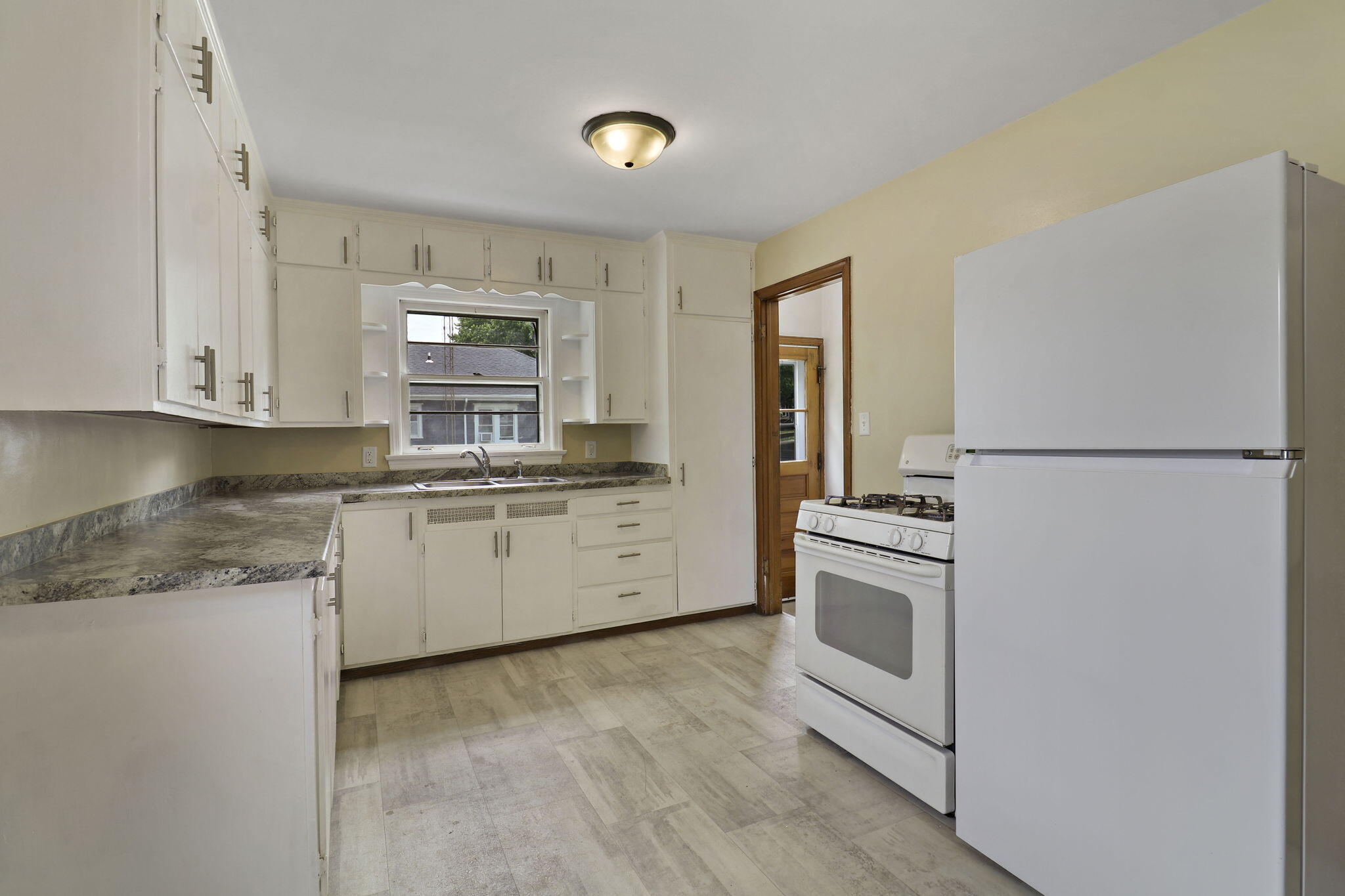 5237 35th Avenue Kenosha, WI 53144 - Photo 6 of 22 5-web-or-mls-5237 35th Ave, Kenosha, WI