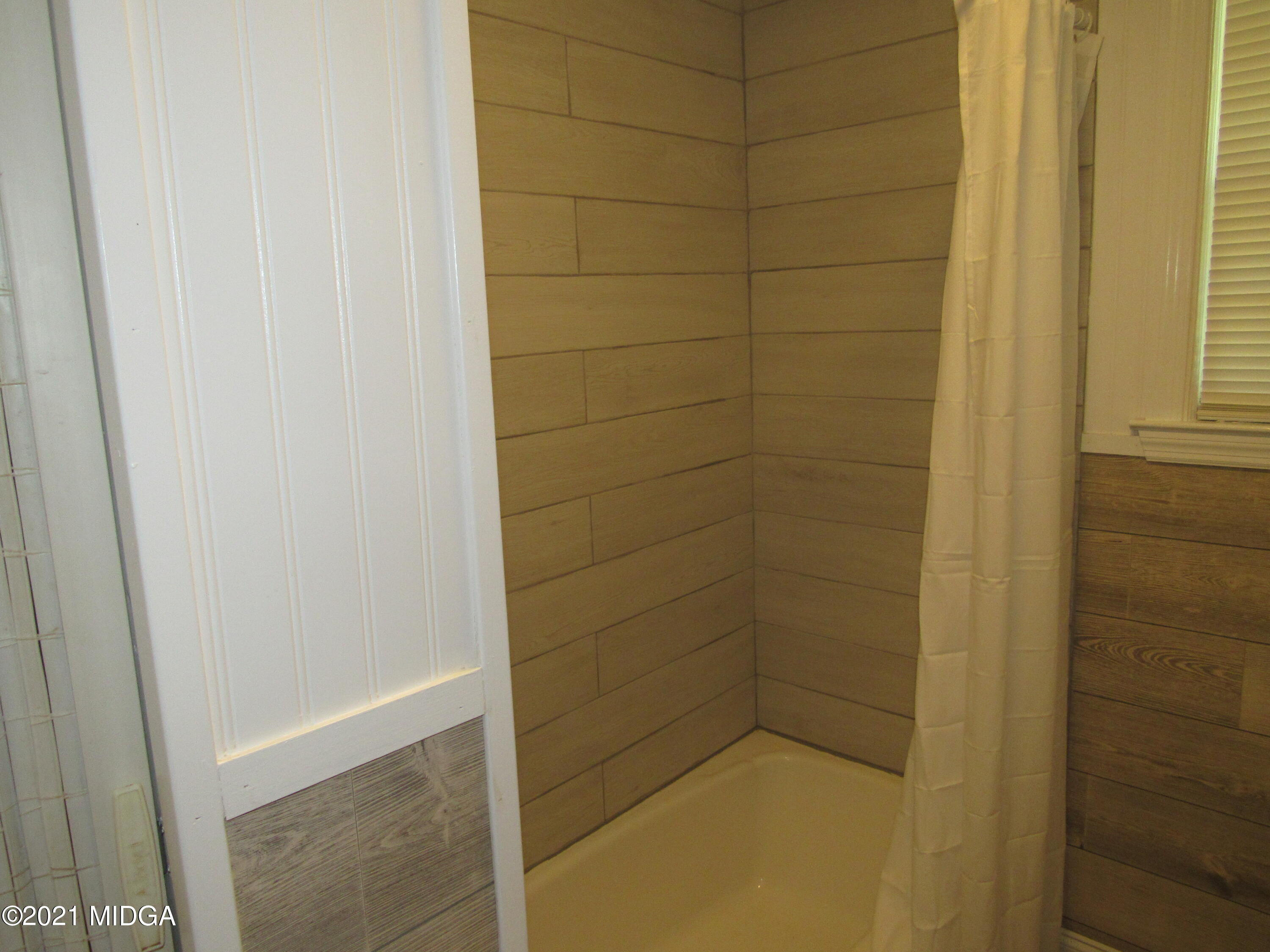 2857 Allen Road Macon, GA 31216 - Photo 17 of 21 17-Hall Bath