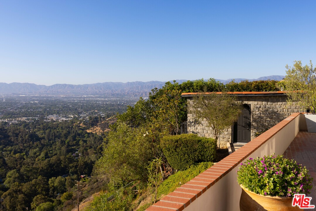 8663 Edwin Drive Los Angeles, CA 90046 - Photo 21 of 29