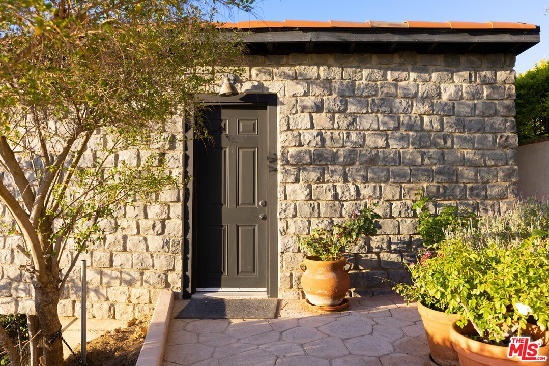 8663 Edwin Drive Los Angeles, CA 90046 - Photo 22 of 29