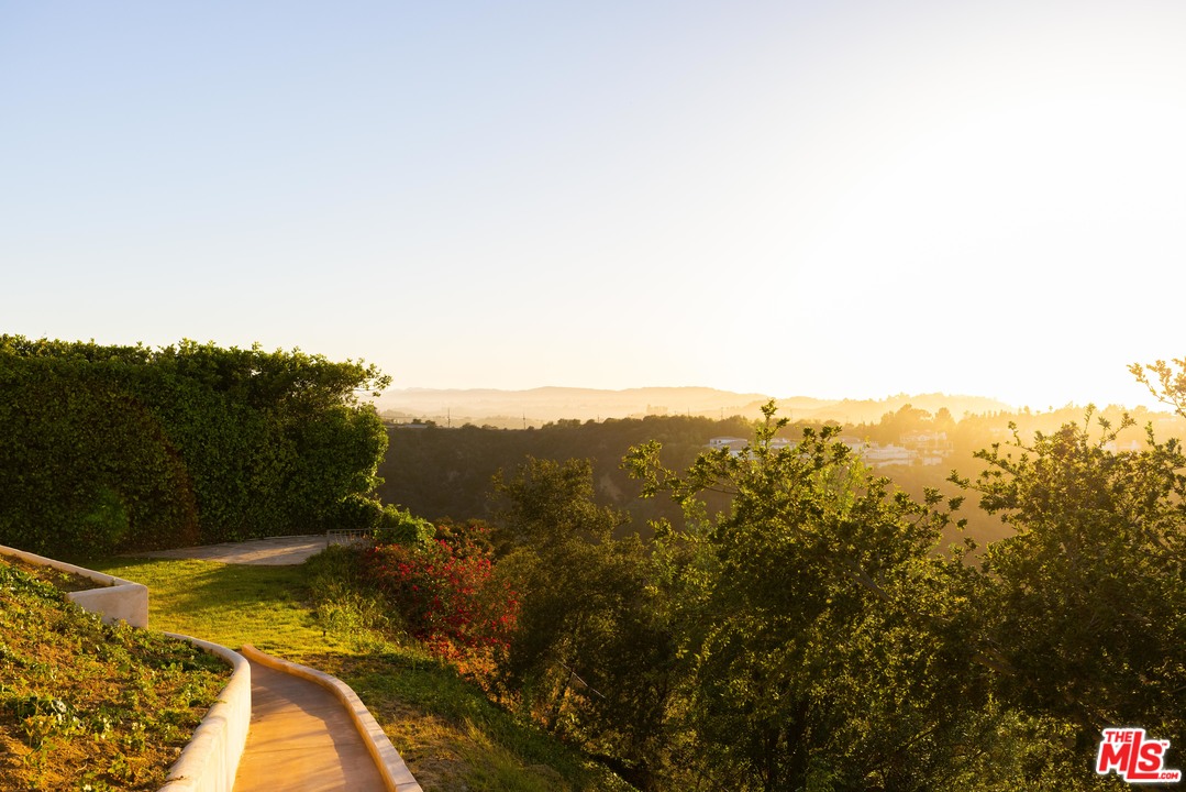 8663 Edwin Drive Los Angeles, CA 90046 - Photo 25 of 29