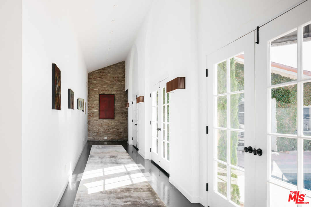 8663 Edwin Drive Los Angeles, CA 90046 - Photo 4 of 29