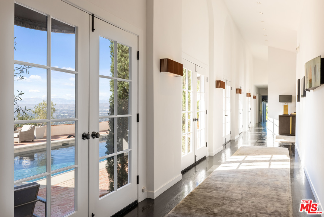 8663 Edwin Drive Los Angeles, CA 90046 - Photo 5 of 29