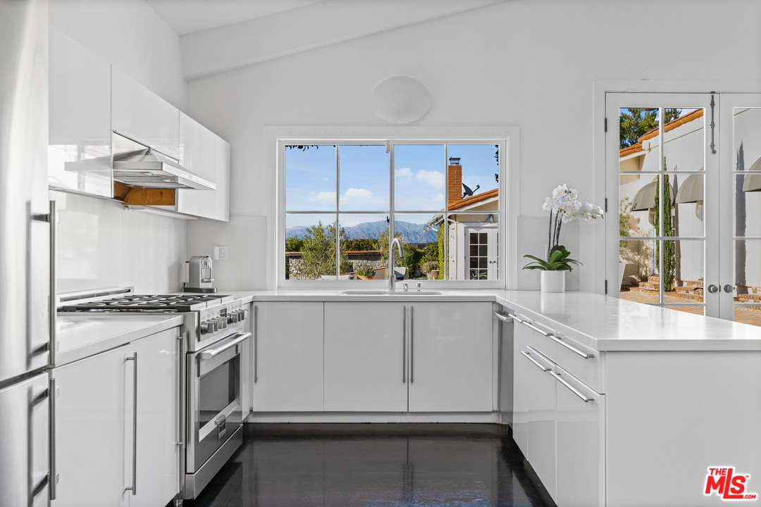 8663 Edwin Drive Los Angeles, CA 90046 - Photo 10 of 29