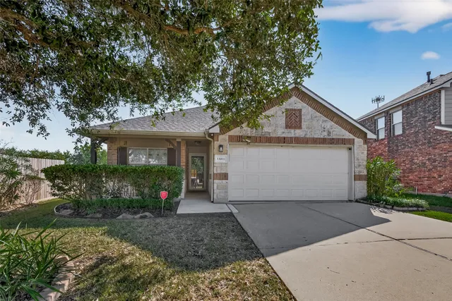 $2,200 | 13002 Trail Manor Drive, Pearland, TX 77584