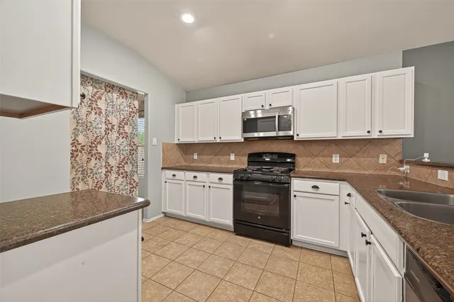 $2,200 | 13002 Trail Manor Drive, Pearland, TX 77584