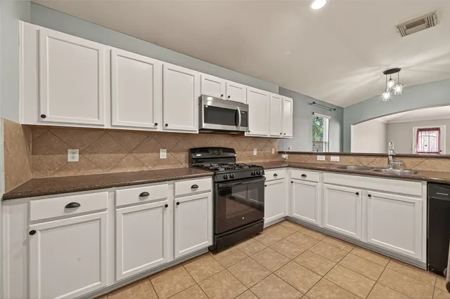 $2,200 | 13002 Trail Manor Drive, Pearland, TX 77584