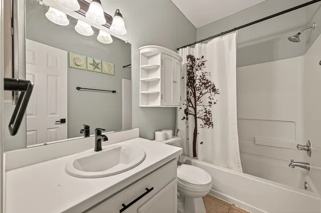 $2,200 | 13002 Trail Manor Drive, Pearland, TX 77584