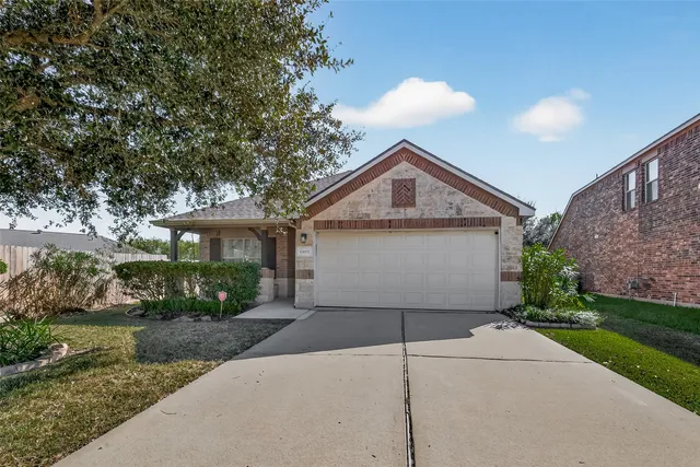 $2,200 | 13002 Trail Manor Drive, Pearland, TX 77584