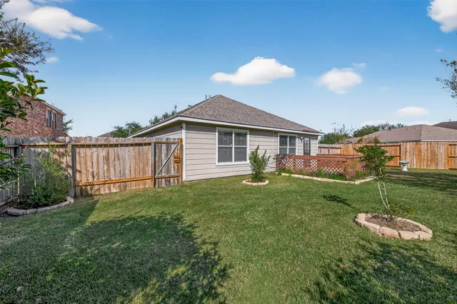 $2,200 | 13002 Trail Manor Drive, Pearland, TX 77584