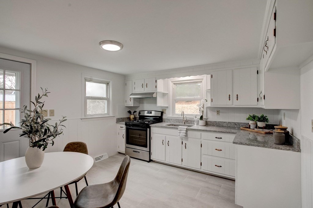 164 Westerly Road Plymouth, MA 02360 - Photo 5 of 11 Gallery Image 5