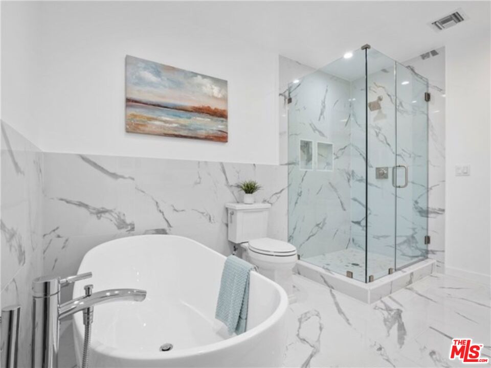 17601 Rhoda Street Encino, CA 91316 - Photo 11 of 37