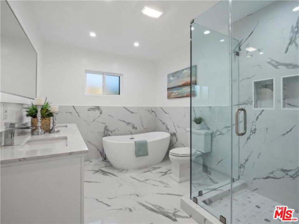 17601 Rhoda Street Encino, CA 91316 - Photo 13 of 37