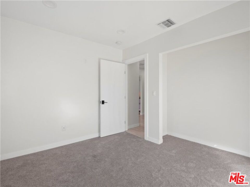 17601 Rhoda Street Encino, CA 91316 - Photo 21 of 37