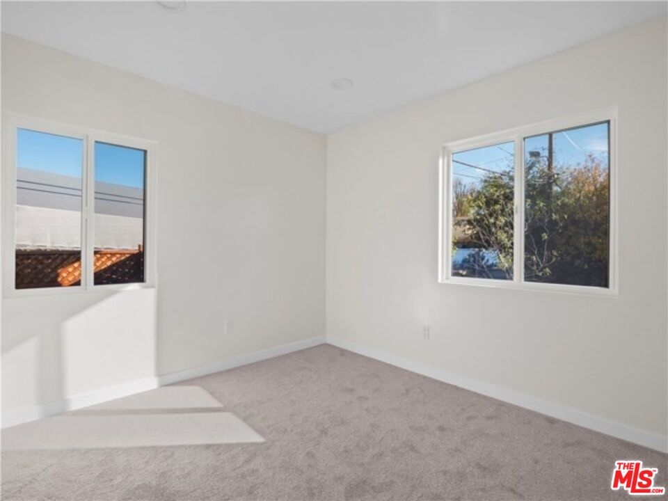 17601 Rhoda Street Encino, CA 91316 - Photo 23 of 37