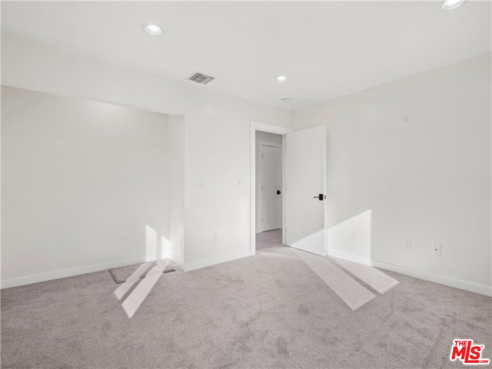 17601 Rhoda Street Encino, CA 91316 - Photo 25 of 37